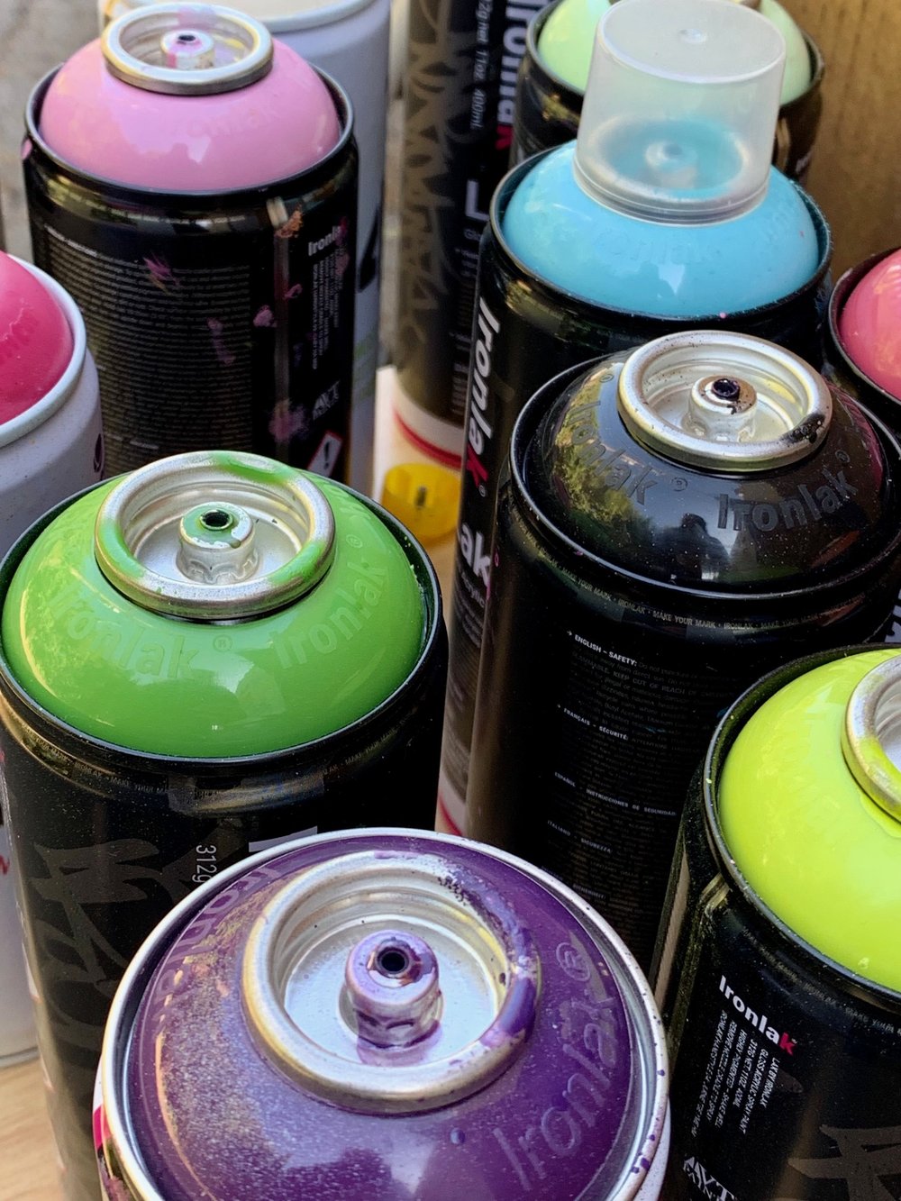 Spray paint can tops in a variety of colors.